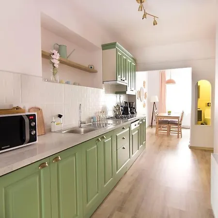 Soft Modern Inspiring Flat In The Center Of Moda Istambul